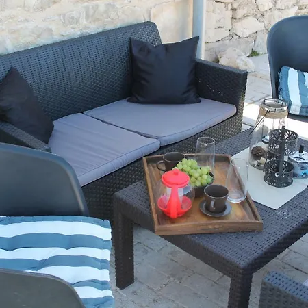 House Lola Konukevi 3*
